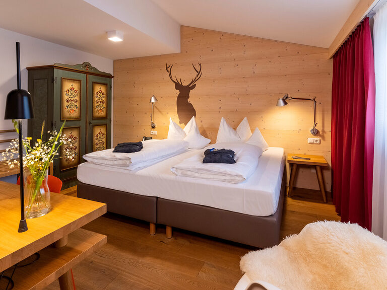 Das Doppelzimmer Buche ist elegant mit hölzernen Möbeln eingerichtet